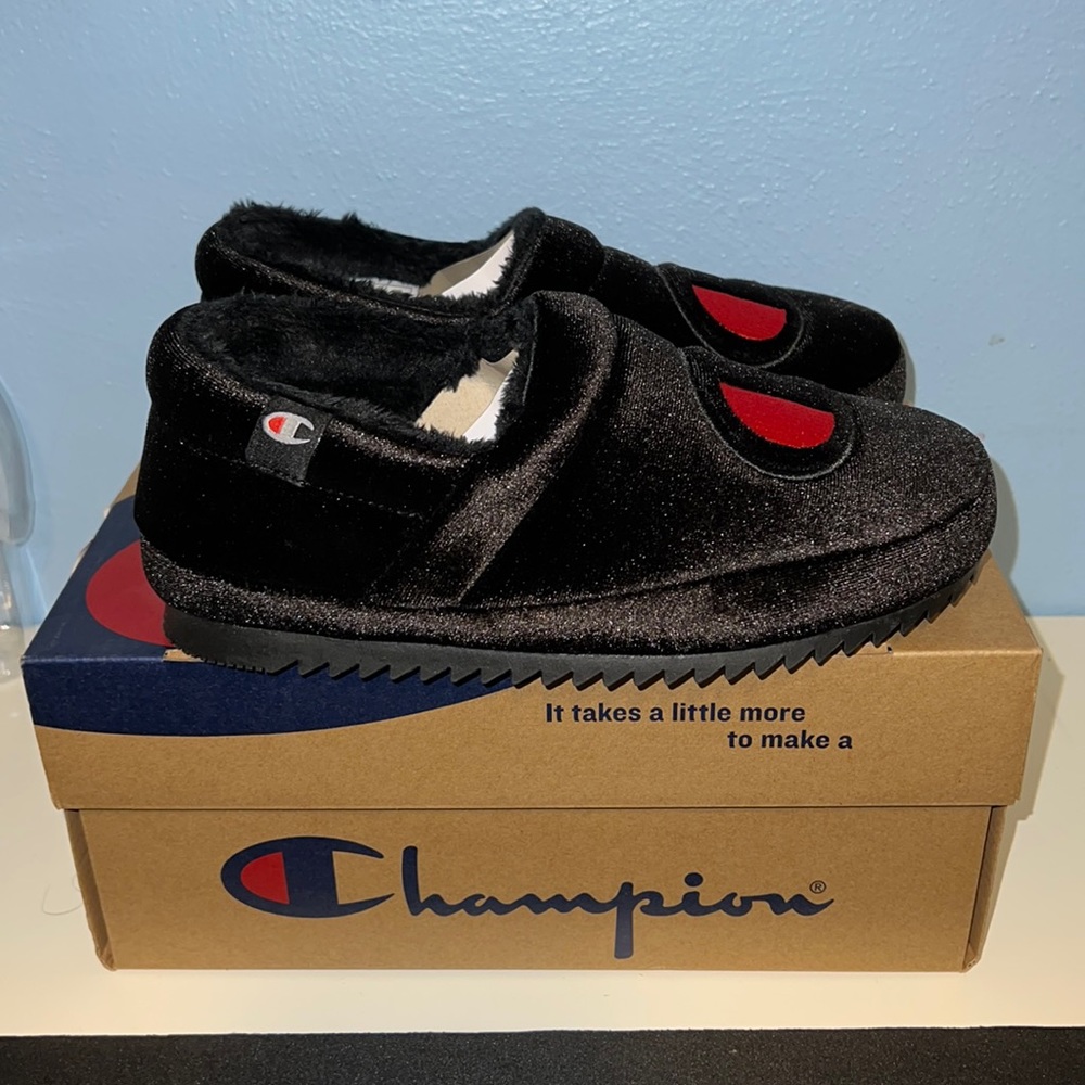 🆕 Champion Black Varsity Velvet Slippers Women’s Size 6 - Picture 1 of 5